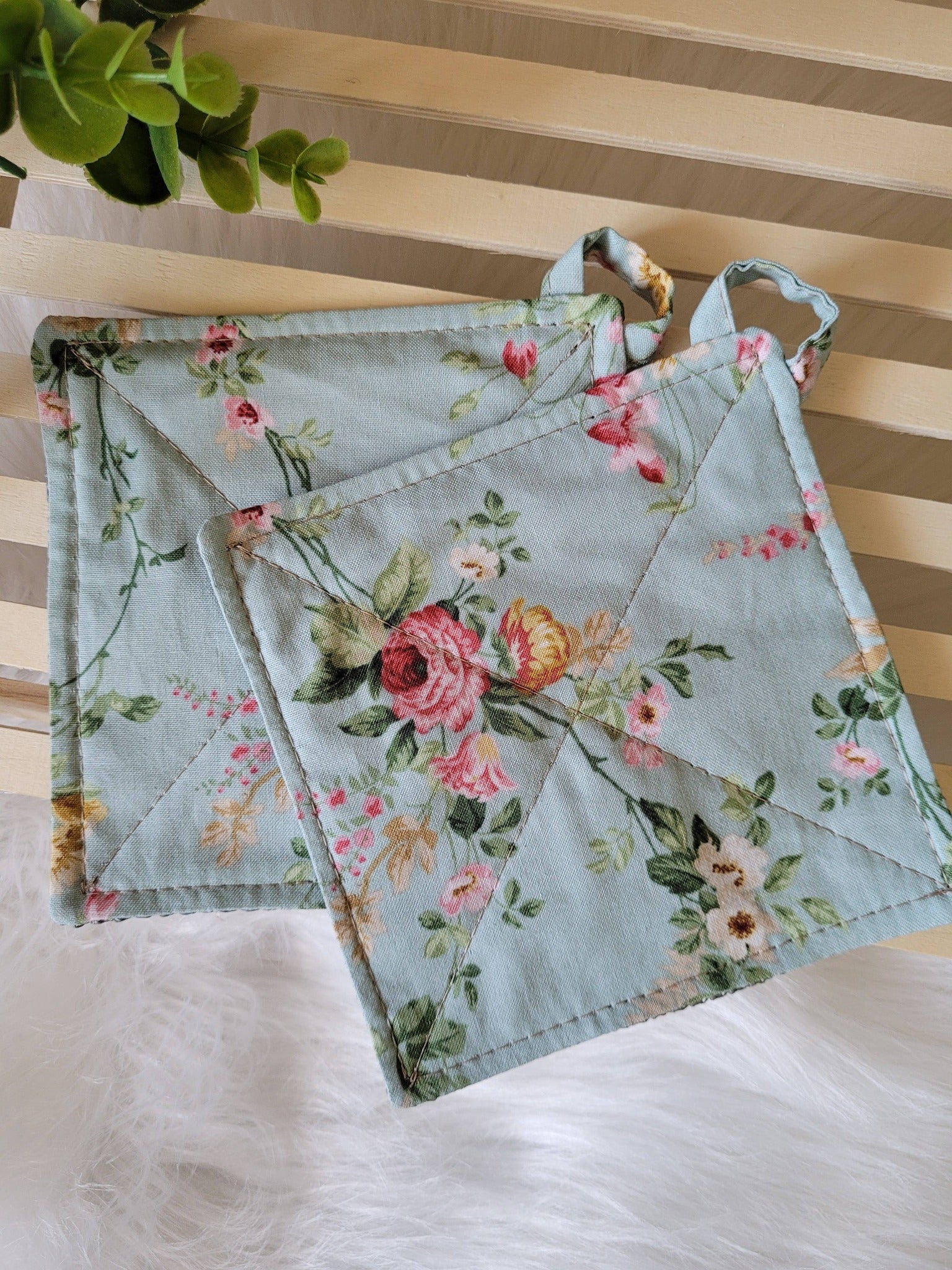 Set of two jar grippers, country rose.