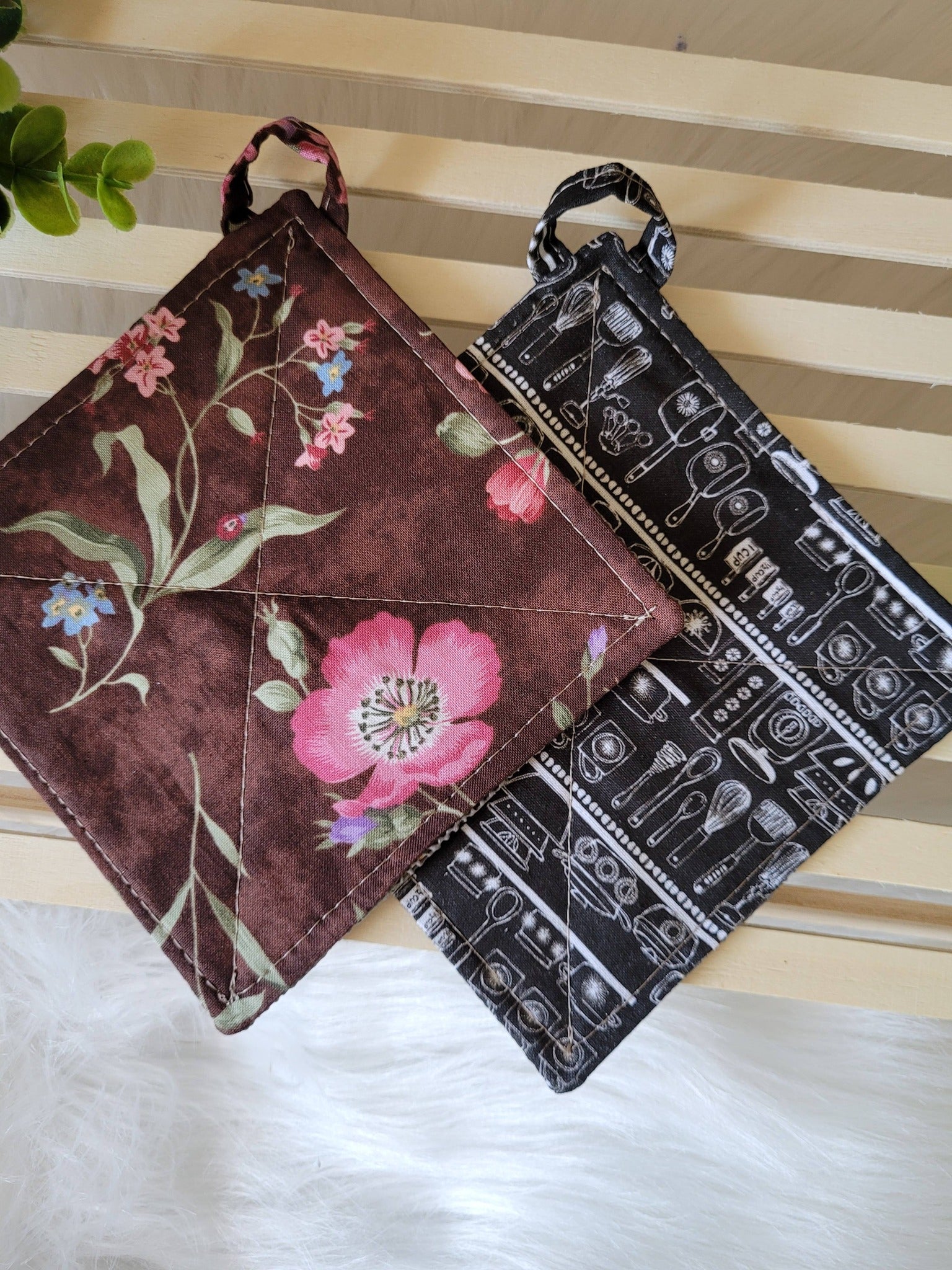 Set of two jar grippers, mixed print.