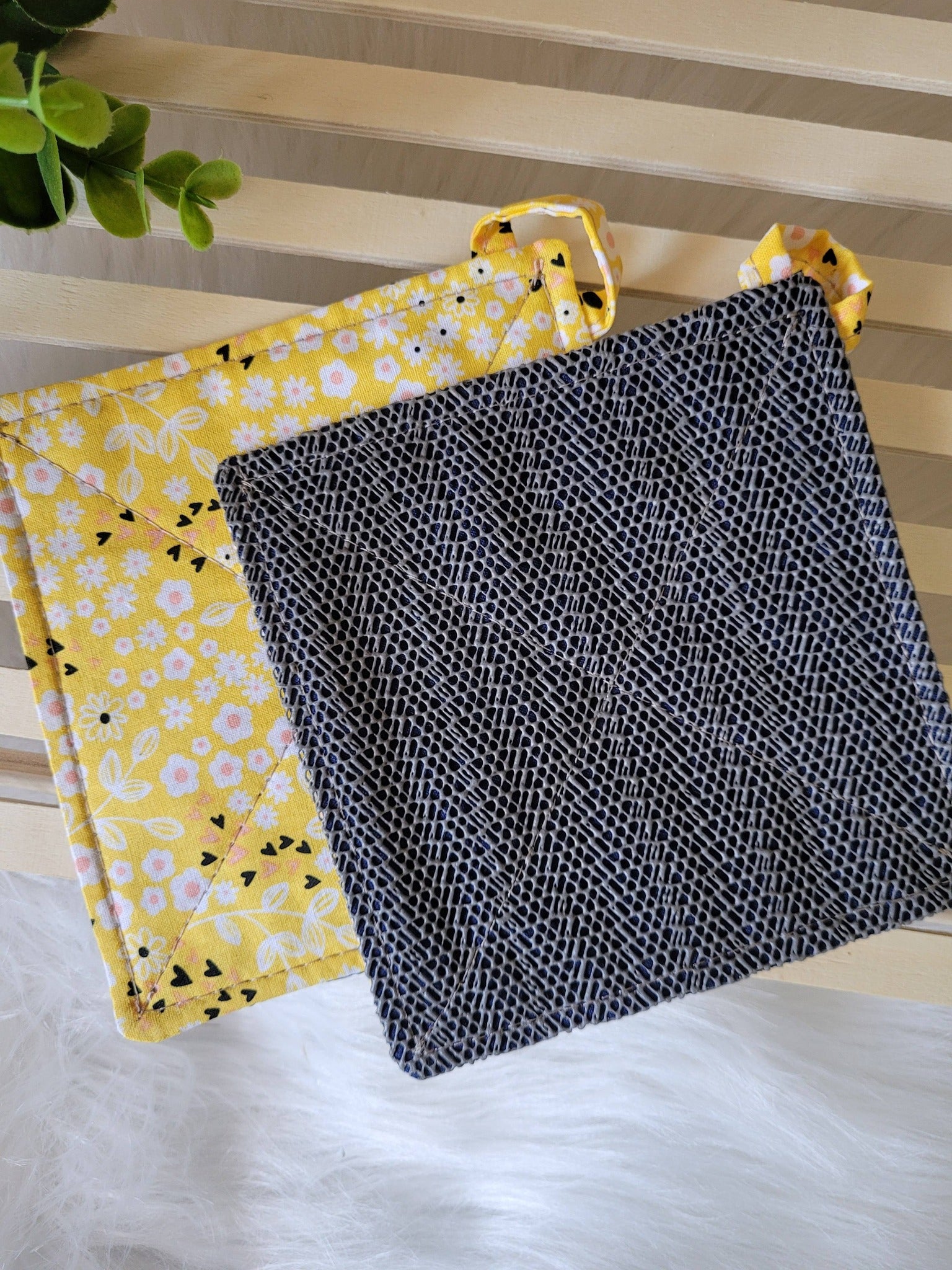 Set of two spring bees jar grippers